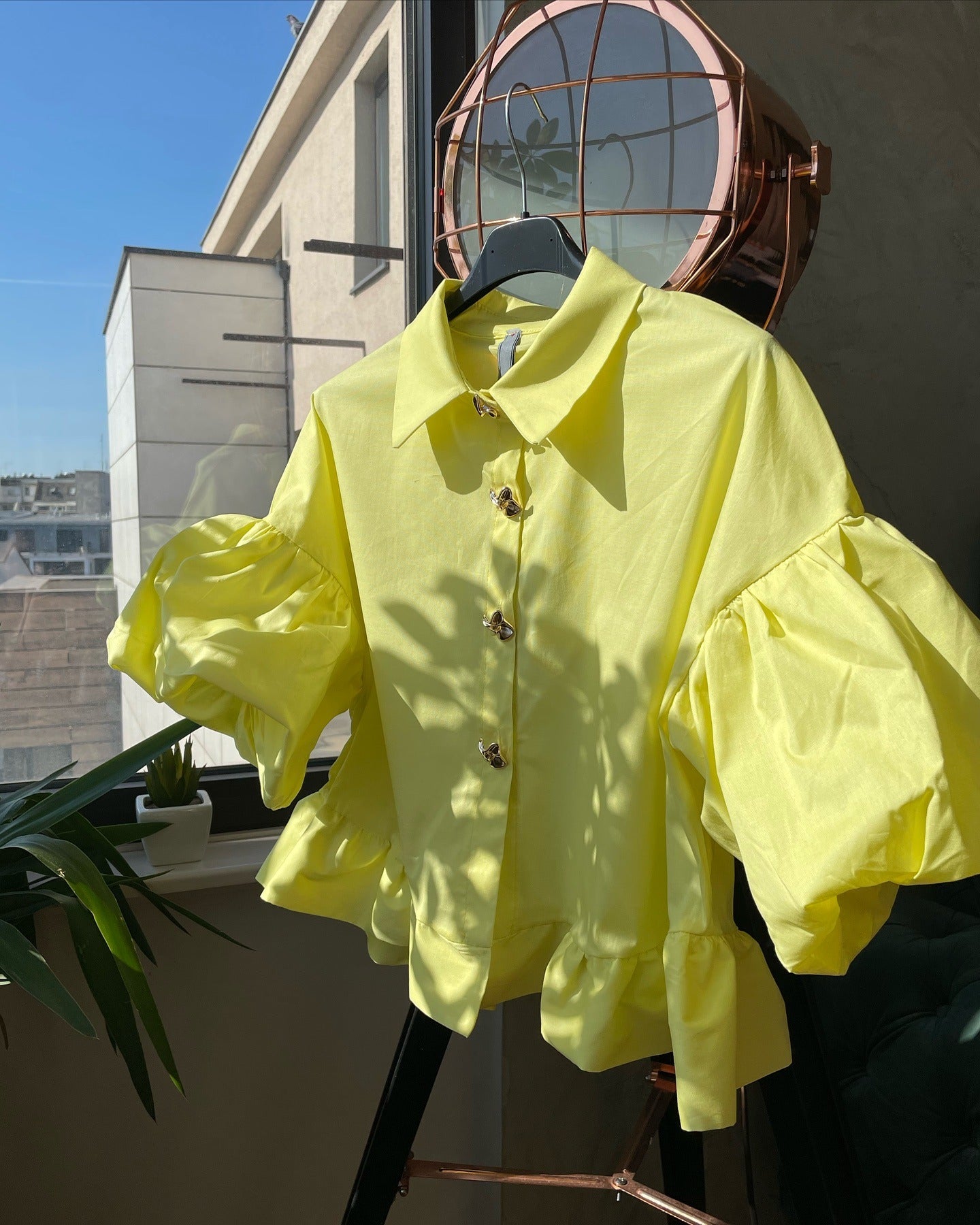 Leuchtend gelbe Bluse mit Puffärmeln und goldenen Knöpfen